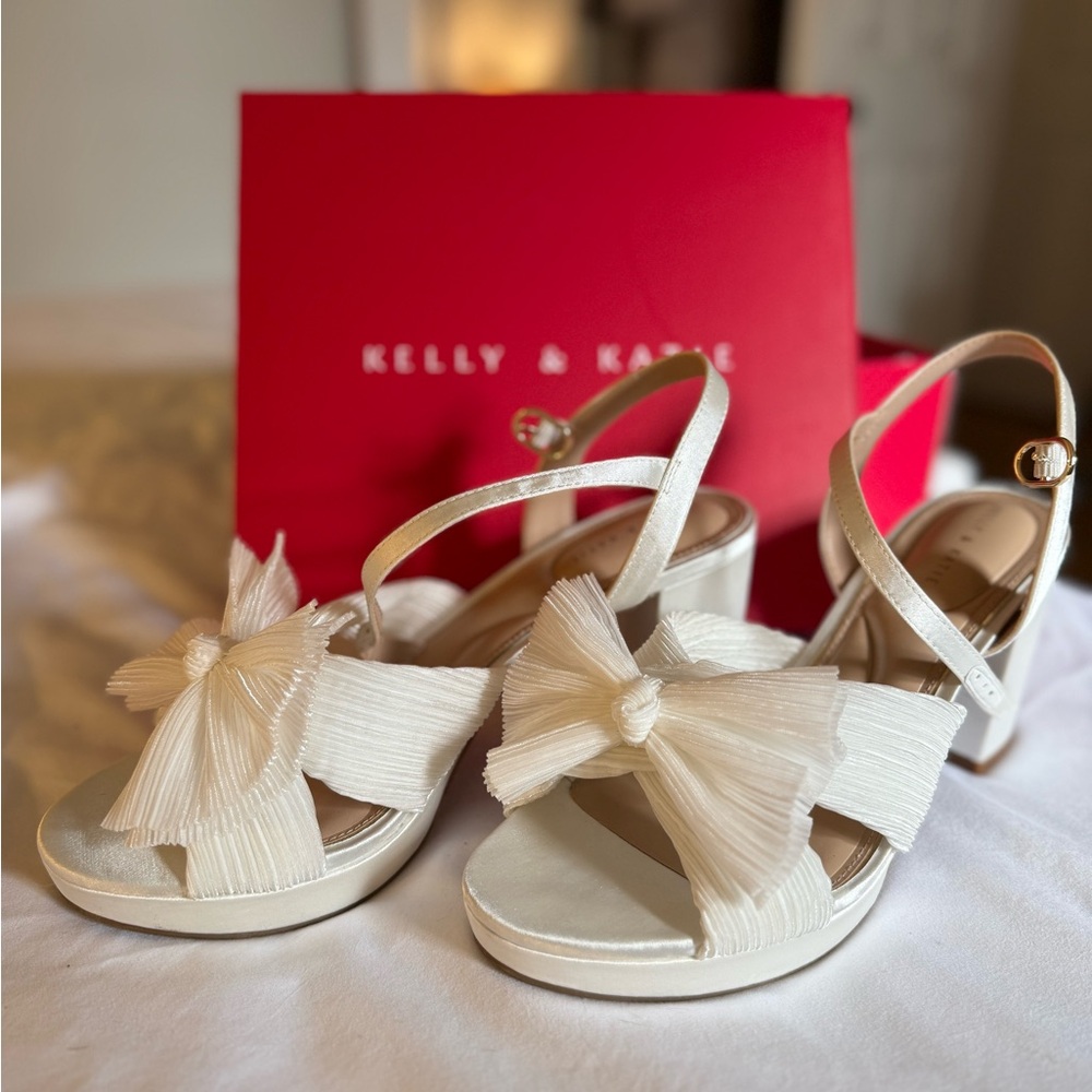 Kelly & Katie Cream Bow Accent Sandals